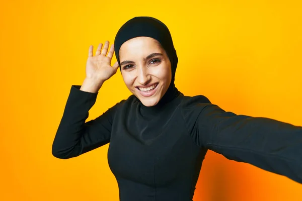 穆斯林快乐服装手部姿势孤立的背景 — 图库照片