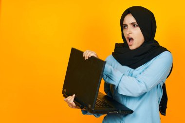 Dizüstü bilgisayarı olan Arap bir kadın. Teknoloji, stüdyo hayatı.