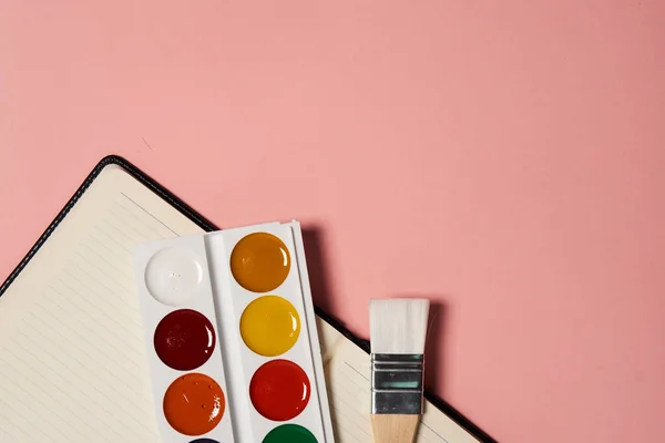 Ακρυλικά χρώματα Τέχνη σχέδιο σχολείο αντικείμενα ροζ φόντο — Φωτογραφία Αρχείου