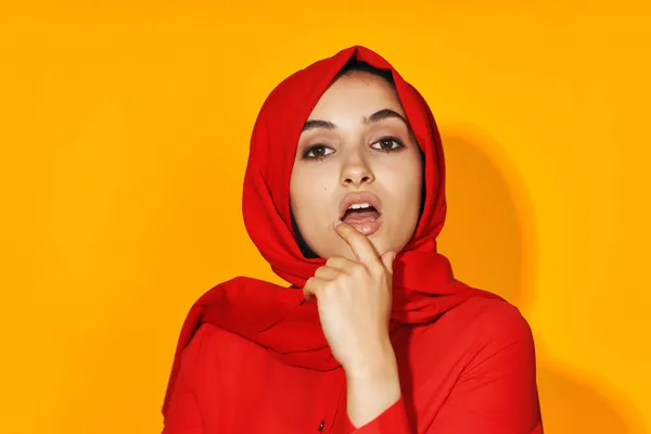 Fröhliche Frau muslimische Kleidung Mode modernen Stil isoliert Hintergrund — Stockfoto