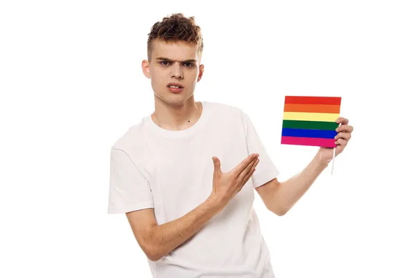 Hombre con bandera lgbt transgénero discriminación comunitaria —  Fotos de Stock