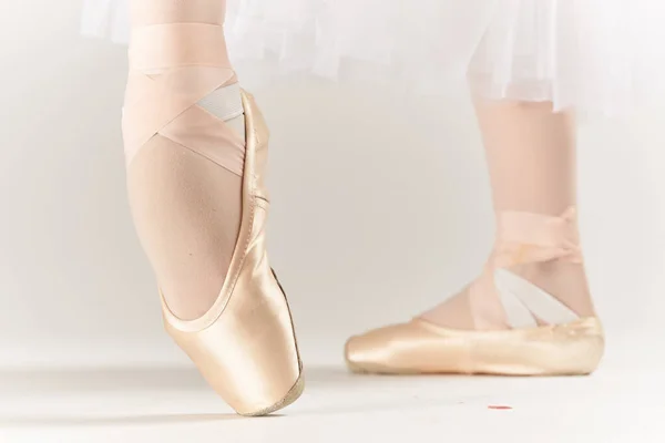Sapatos de balé posando dança exercício de moda isolado fundo — Fotografia de Stock