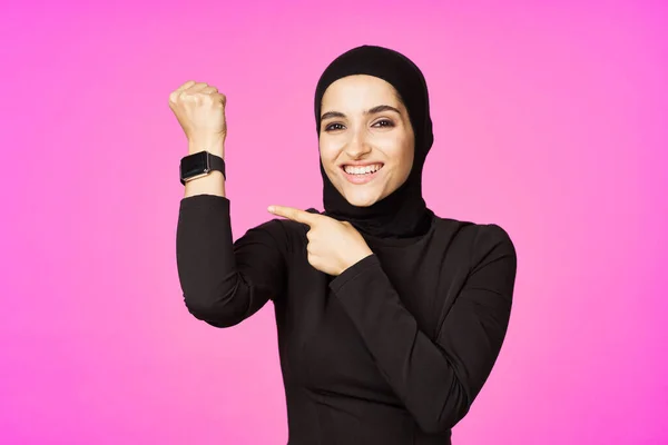 Смешные мусульманские часы с розовым фоном — стоковое фото