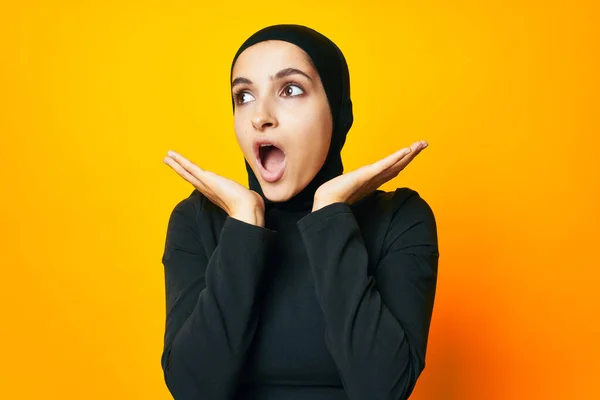 Hübsche Frau im schwarzen Hijab posiert Mode Handgeste isoliert Hintergrund — Stockfoto