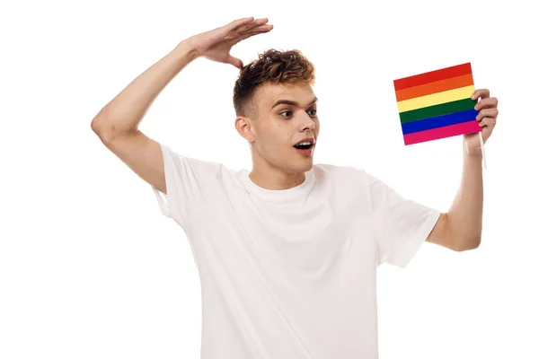 Facet w białym t-shirt Flaga lgbt twarzy kosmetyki transgenderowe społeczności — Zdjęcie stockowe