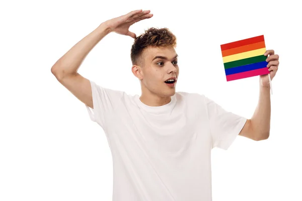 Chico en camiseta blanca Bandera lgbt rostro cosméticos transgénero comunidad —  Fotos de Stock