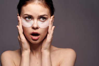 Çıplak omuzları ve temiz ciltli güzel bir kadın.