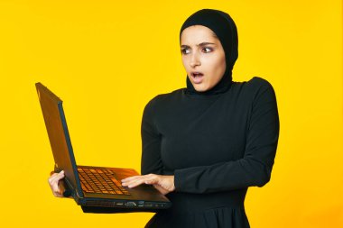 Müslüman siyah tesettüre dizüstü bilgisayar stüdyo yaşam tarzı