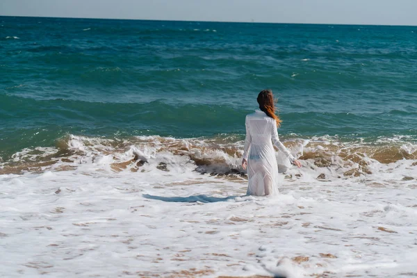 Donna in abito bianco libertà passeggiata sull'isola dell'oceano — Foto Stock