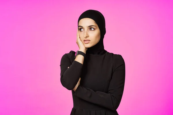 Мусульманська жінка в чорному хіджабі технології розумних годинників розваги — стокове фото