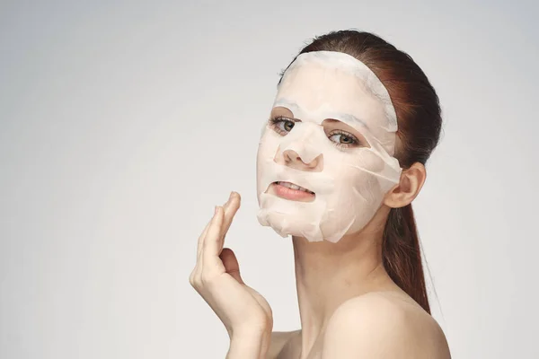 Красива жінка голі плечі маска для обличчя крупним планом догляд за шкірою — стокове фото