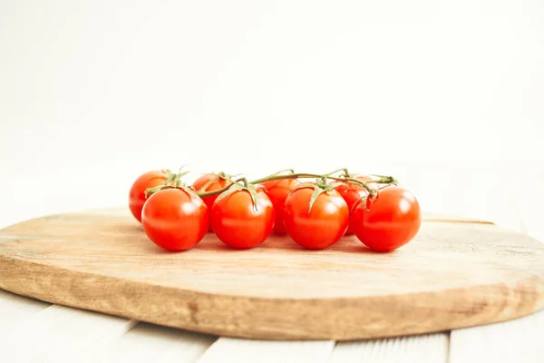 Verduras Tomates cherry sobre un fondo de madera de tabla de cortar —  Fotos de Stock