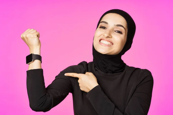 有趣的穆斯林时钟技术呈现粉色背景 — 图库照片