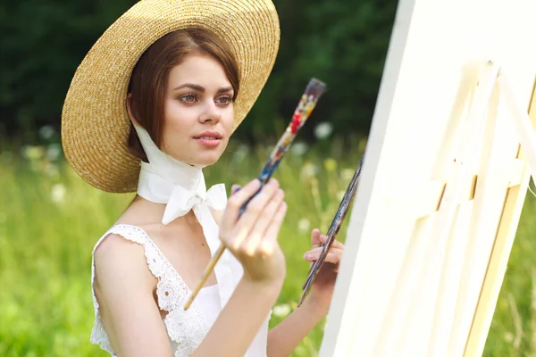 Žena v bílých šatech umělec maluje na paletě přírody tvůrčí — Stock fotografie