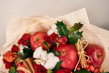 Kırmızı meyveli tarçın desenli buket organik