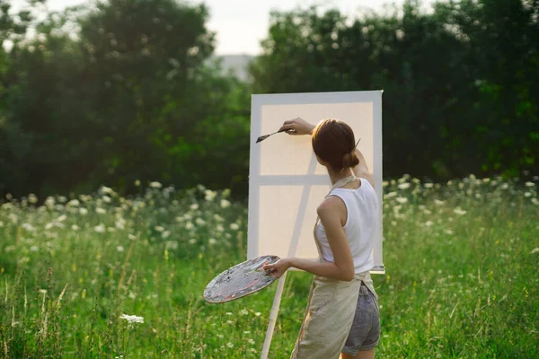 Dışarıdaki kadın ressam bir tablo çiziyor. — Stok fotoğraf