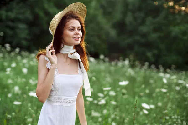Femme en robe blanche sur les fleurs de la nature charme repos — Photo