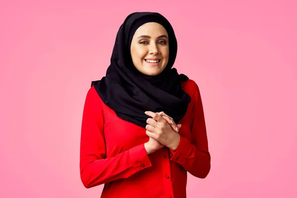 Mulher emocional em hijab preto e compras — Fotografia de Stock