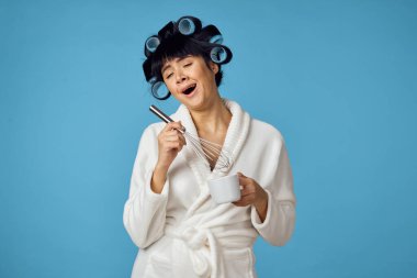 Beyaz bornozlu kadın mutfak aletleri ev ödevi