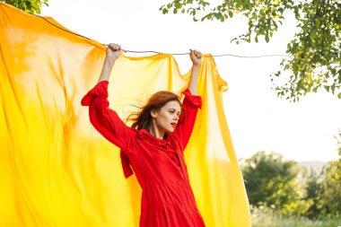 Kırmızı elbiseli güzel bir kadın. Saç stili.