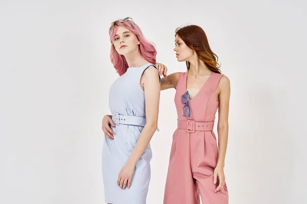 Δύο φίλες στέκονται δίπλα-δίπλα ρούχα μόδας glamor ποζάρουν — Φωτογραφία Αρχείου