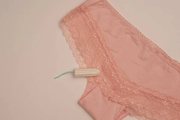 Tamponger kuddar underkläder feminin hygien skydd ljus bakgrund — Stockfoto