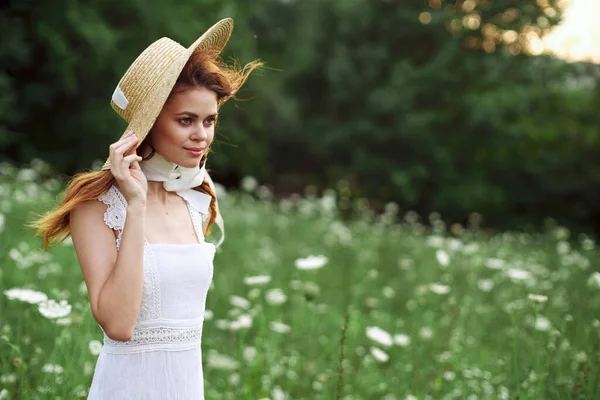 Kvinna i vit klänning på naturen blommor vila charm — Stockfoto