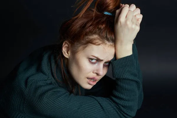 Emotionell kvinna depression sjukdom smärta slå aggression — Stockfoto