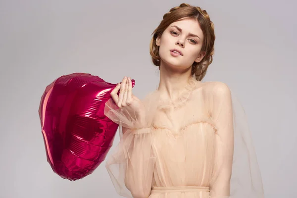 Вродлива жінка на суконній кулі Валентинів день ізольоване тло — стокове фото