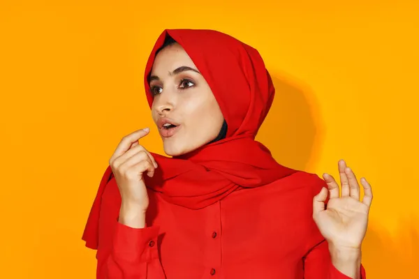 Mujer alegre ropa musulmana moda estilo moderno aislado fondo —  Fotos de Stock