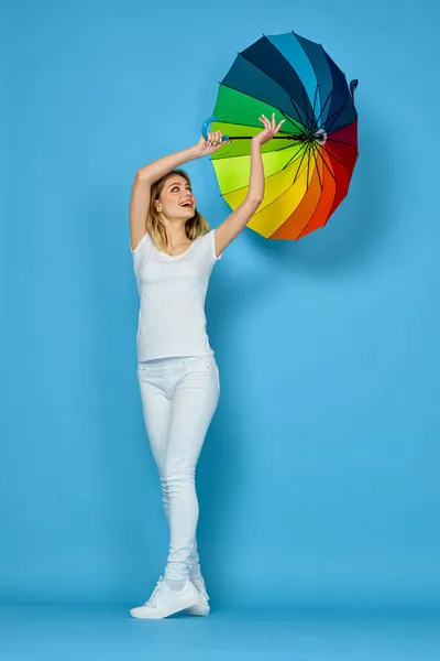 Modische Frau mit Regenschirm Regenbogenfarben posiert blauen Hintergrund — Stockfoto