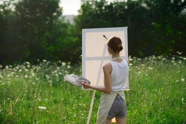 Žena umělec venku s paletou barev barvy obraz — Stock fotografie