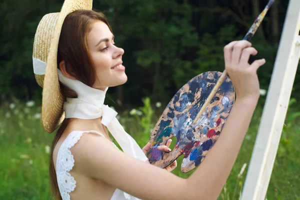 Vrouw met een palet van verf schilderij een beeld buiten close-up — Stockfoto