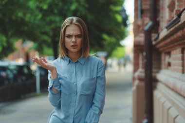 Güzel bir kadın hayat tarzı sokak yürüyüşü eğlencesi