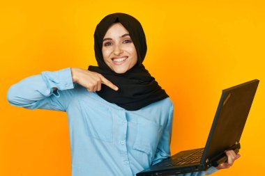 Siyah tesettür bilgisayar işindeki kadın tecrit edilmiş arkaplan öğreniyor