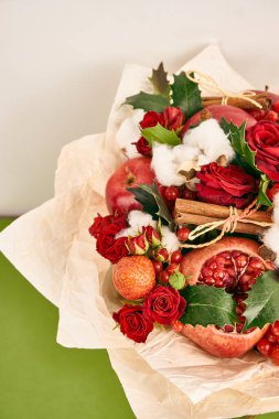 Kırmızı meyveli tarçın desenli buket organik