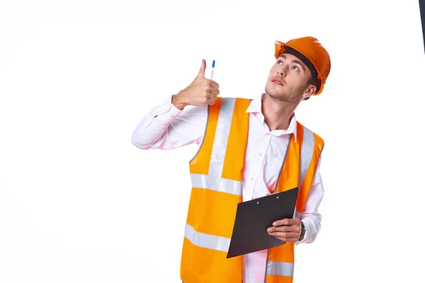 Человек в оранжевой шапке инженер работает строителем — стоковое фото
