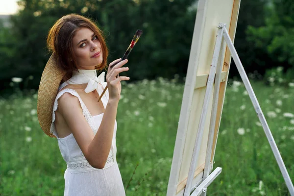 Vrouw kunstenaar buiten visage creatieve hobby levensstijl — Stockfoto