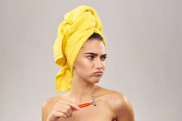 Красива жінка бритва в руці гігієна догляду за шкірою Стиль життя — стокове фото