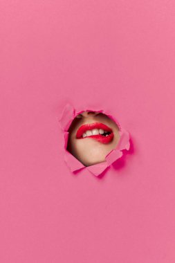 Kadınların dudakları pembe poster göz kamaştırıcı yaşam tarzı