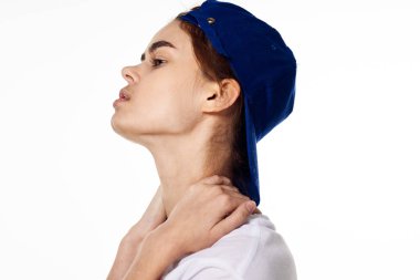 Beyaz tişört giyen kadın lgbt bayrak mucidi topluluğu