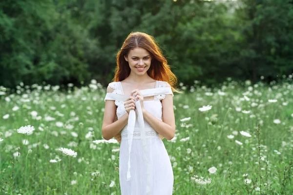 Mujer en vestido blanco flores naturaleza caminar encanto —  Fotos de Stock