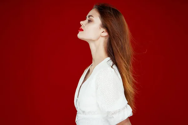 Красивая женщина мода прическа позируя красные губы изолированный фон — стоковое фото