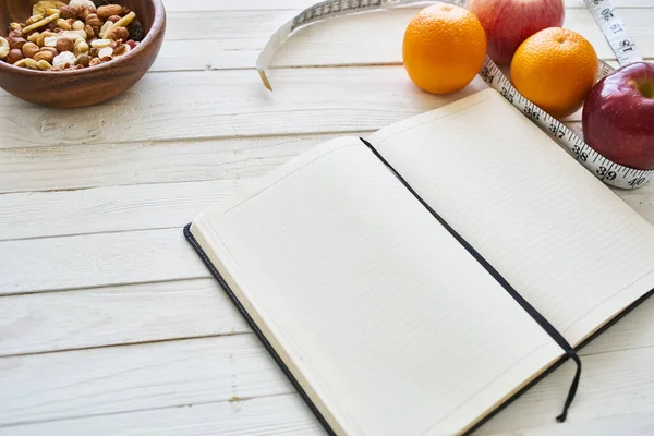 Bloco de notas na mesa fita métrica fruta café da manhã aptidão nutricional — Fotografia de Stock