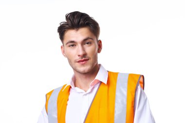 Turuncu yelek giyen mühendis profesyonel poz veriyor.