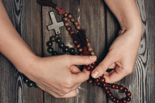 정통파가 구슬 과 교차하는 맑은 종교적 가톨리코스 — 스톡 사진