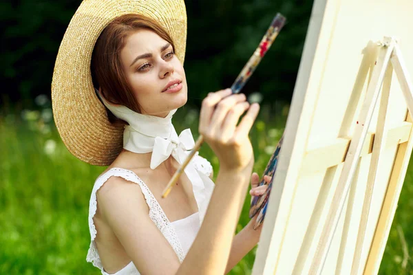 Frau im weißen Kleid Künstlerin malt auf Natur-Palette kreativ — Stockfoto