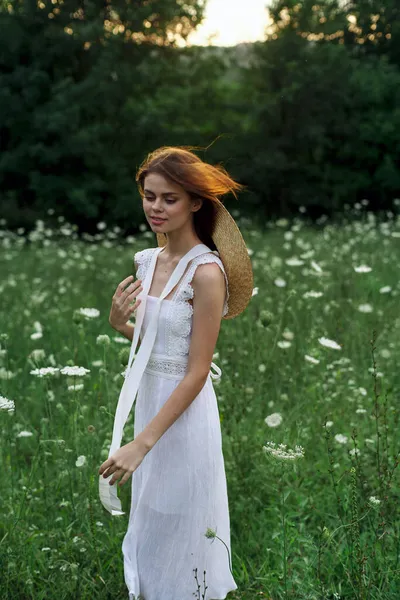 Mujer en vestido blanco flores naturaleza caminar encanto — Foto de Stock