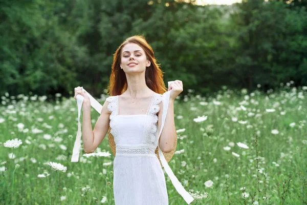 Beyaz elbiseli kadın çiçekler doğa yürüyüşü cazibesi — Stok fotoğraf