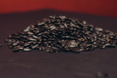 Doğal ürün ayçiçeği tohumları yakın plan yiyecek dağıtıyor.